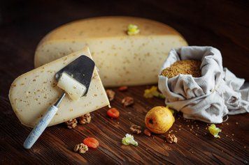 Сир Гауда Молода з пажитником, 250 г Gouda Young with fenugreek фото