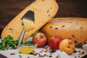Сир Гауда Помаранчева з гарбузовим насінням, 250 г Gouda orange with pumpkin seeds фото